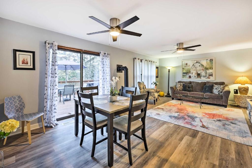 Holiday Island Home Mountain View and Hot Tub!, Holiday Island