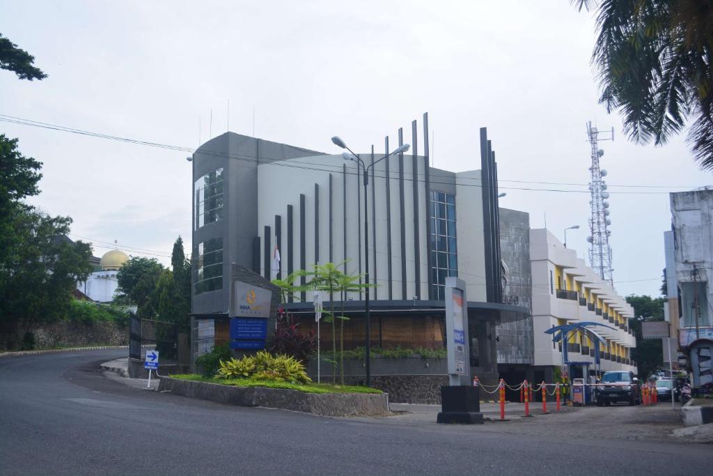 un edificio al lado de una calle en Yunna Hotel Lampung en Bandar Lampung