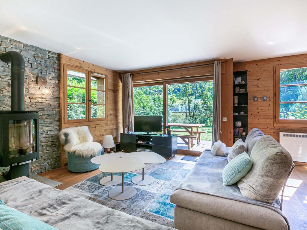 un salon avec un canapé et une cheminée dans l'établissement Appartement cosy, 2 chambres avec terrasse, proche pistes de ski, WIFI - La Clusaz - FR-1-437-86, à La Clusaz