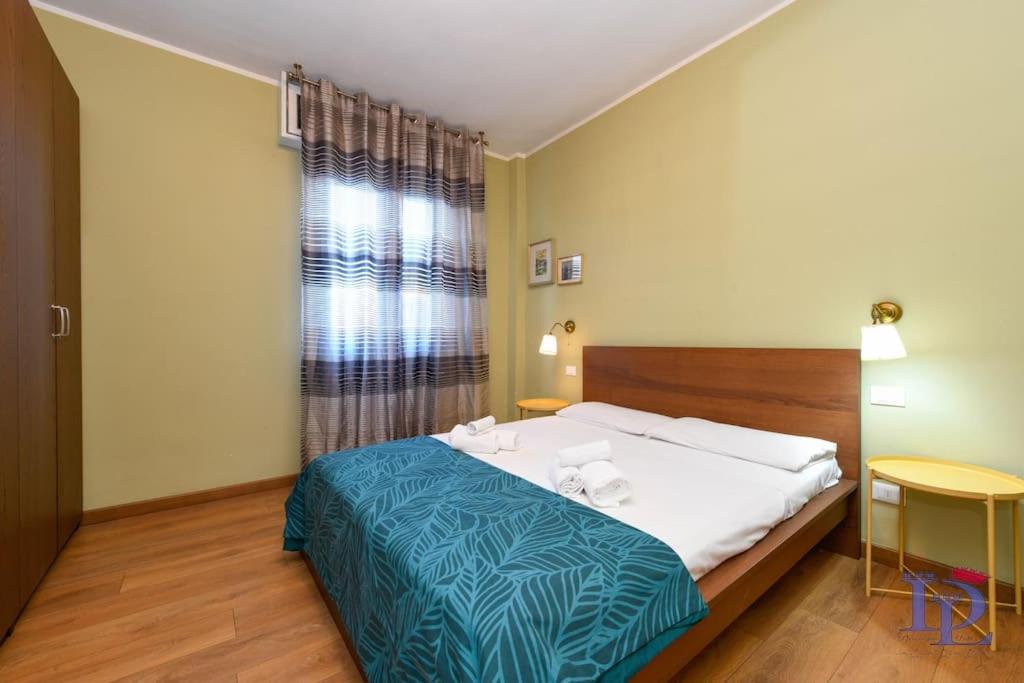 1 dormitorio con cama, mesa y ventana en DesenzanoLoft Smile On The Lake, en Desenzano del Garda