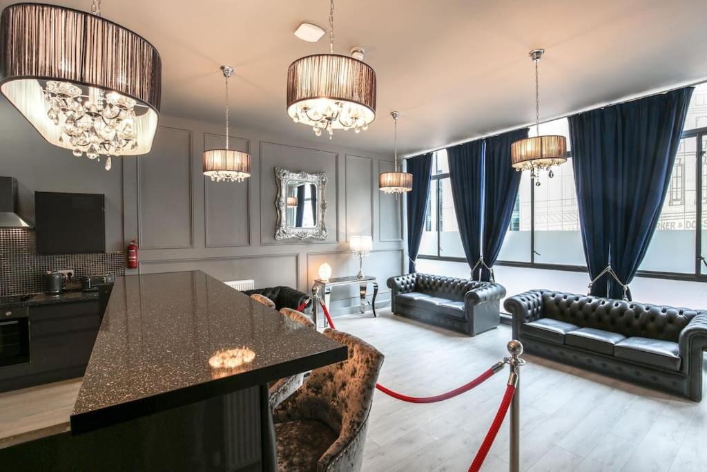 ein großes Wohnzimmer mit Sofas und Kronleuchtern in der Unterkunft The V.I.P Suite - Sleeps 24! Best for large groups in Liverpool