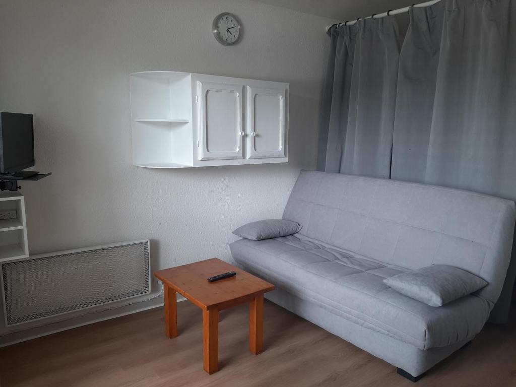 un salon avec un canapé et une table dans l'établissement Appartement rénové près de la plage, balcon SUD, quartier animé, parking gratuit - FR-1-239-114, à Seignosse