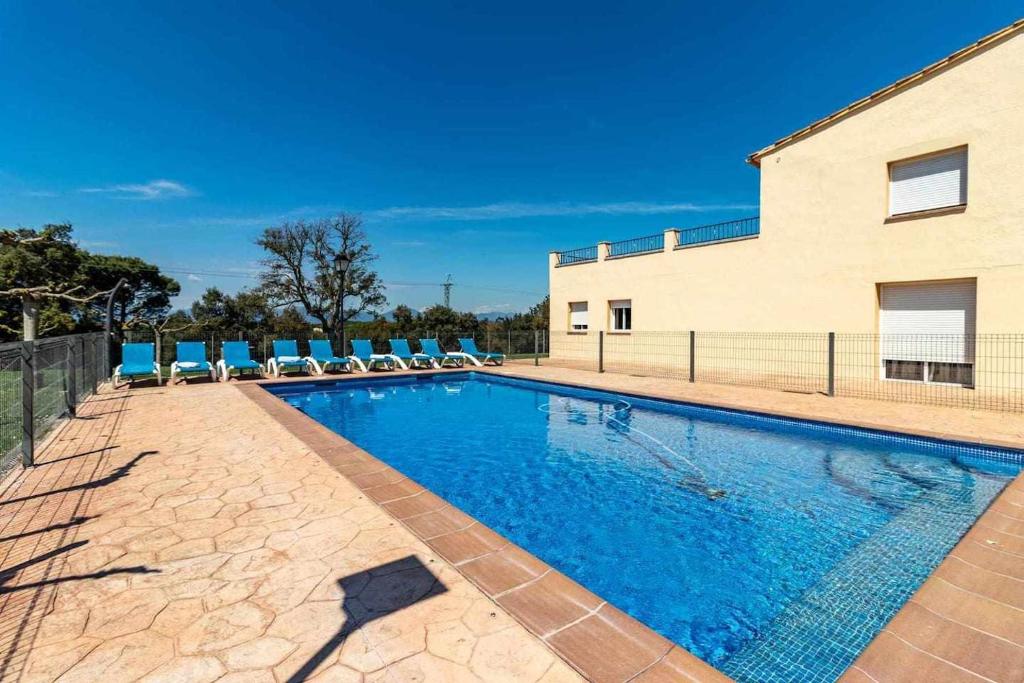 The swimming pool at or close to Can Bugantó amplia casa con piscina y jardín