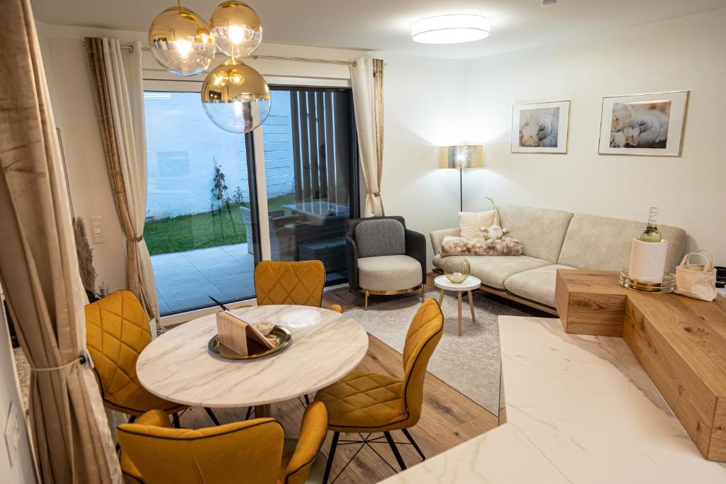 Posezení v ubytování Ferienwohnung Deluxe Sattendorf