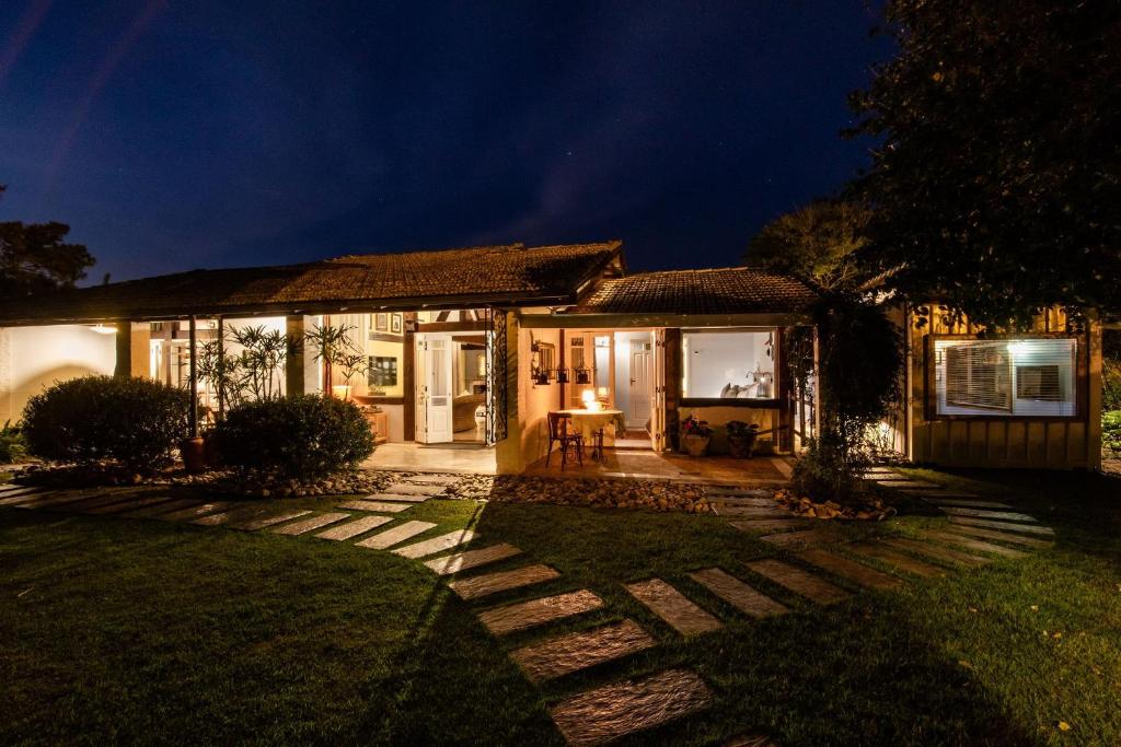 a home at night with the lights on at O Vilarejo - Lagoa da Conceição in Florianópolis