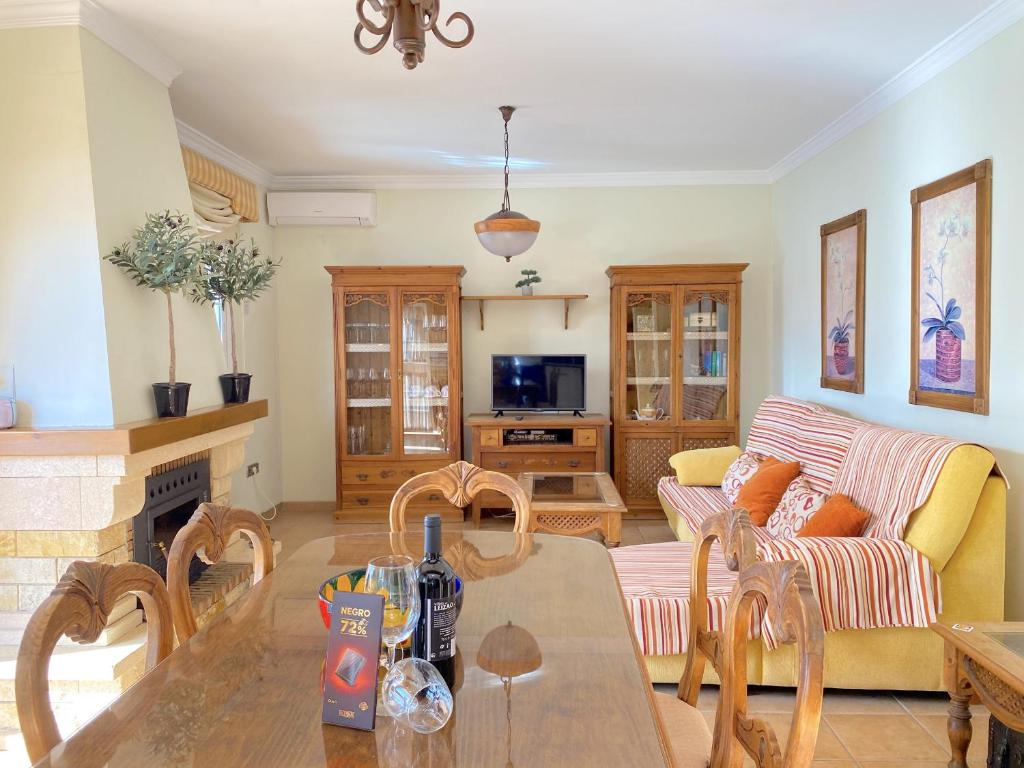 TV a/nebo společenská místnost v ubytování Villa Mirto Private Pool Casasol