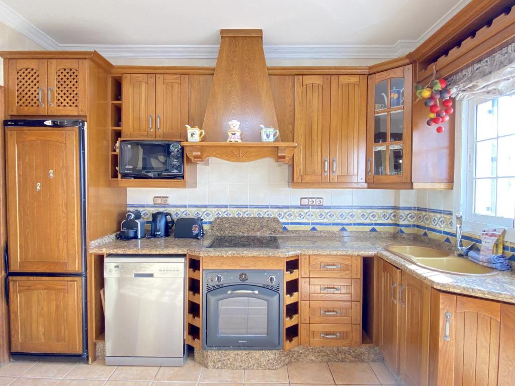 Kuchyň nebo kuchyňský kout v ubytování Villa Mirto Private Pool Casasol