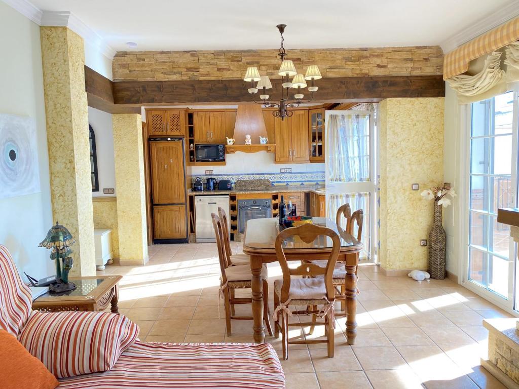 Kuchyň nebo kuchyňský kout v ubytování Villa Mirto Private Pool Casasol