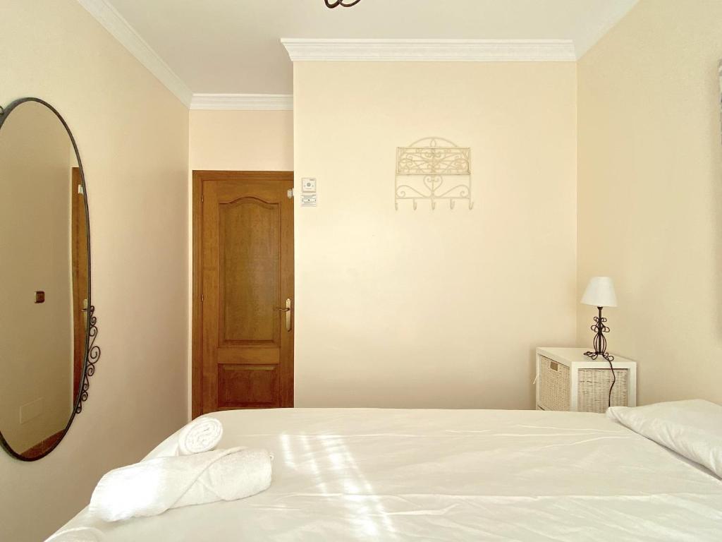 Postel nebo postele na pokoji v ubytování Villa Mirto Private Pool Casasol