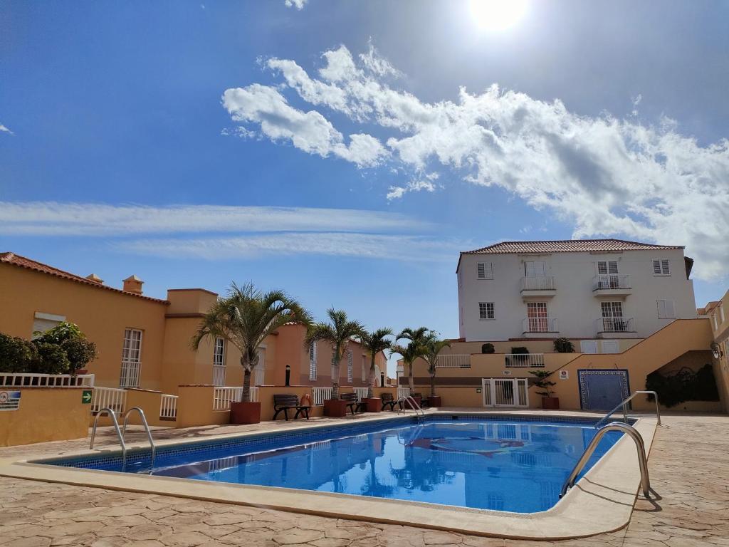 una piscina en un patio con edificios en Arenitas Beach Un oasis junto al mar en Candelaria