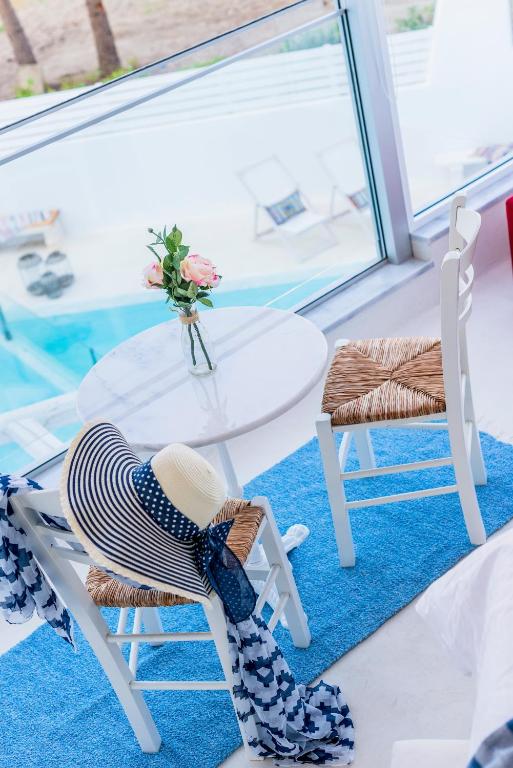 Basen w obiekcie Kouros Home & Suites lub w pobliżu