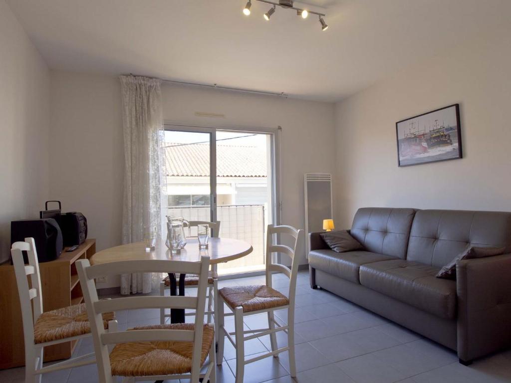 Appartement Les Sables-d'Olonne, 1 pièce, 2 personnes - FR-1-92-760にあるシーティングエリア