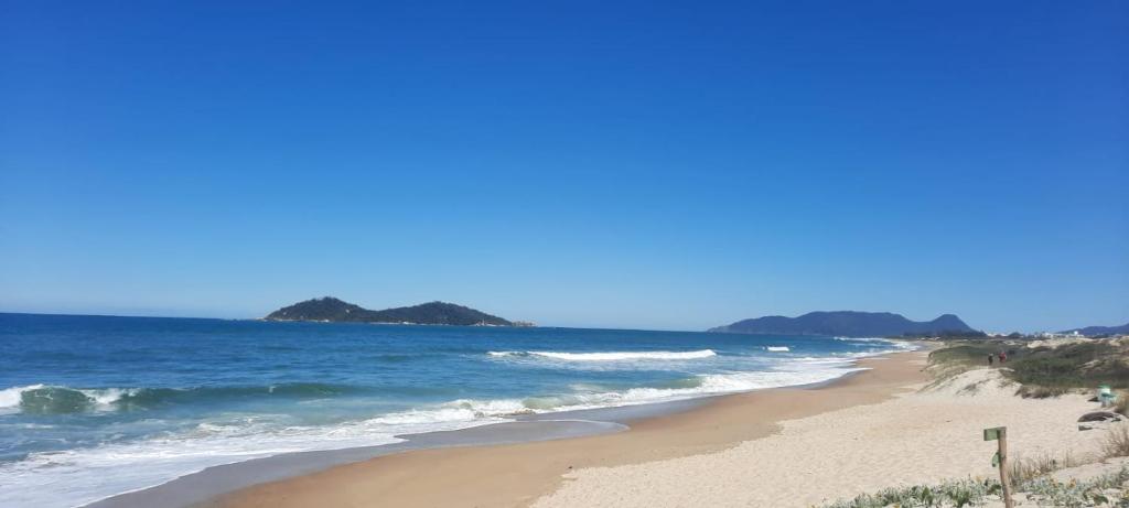 - Vistas a la playa y al océano en Casa tranquila 500 metros da praia do campeche en Florianópolis