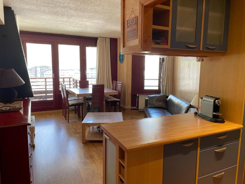 ティーニュにあるAppartement Tignes, 3 pièces, 6 personnes - FR-1-449-2のキッチン、リビングルーム(ソファ、テーブル付)