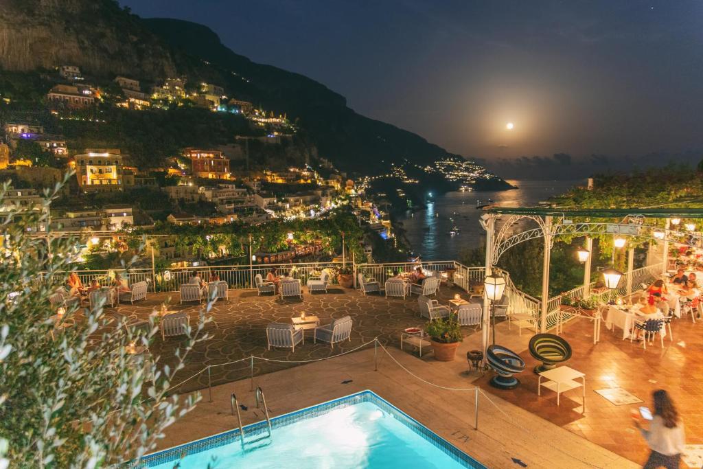 Nespecifikovaný výhled na hory nebo výhled na hory při pohledu z hotelu