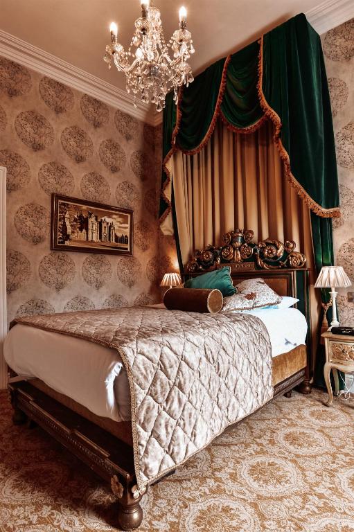 Postel nebo postele na pokoji v ubytování Belleek Castle, Ballina