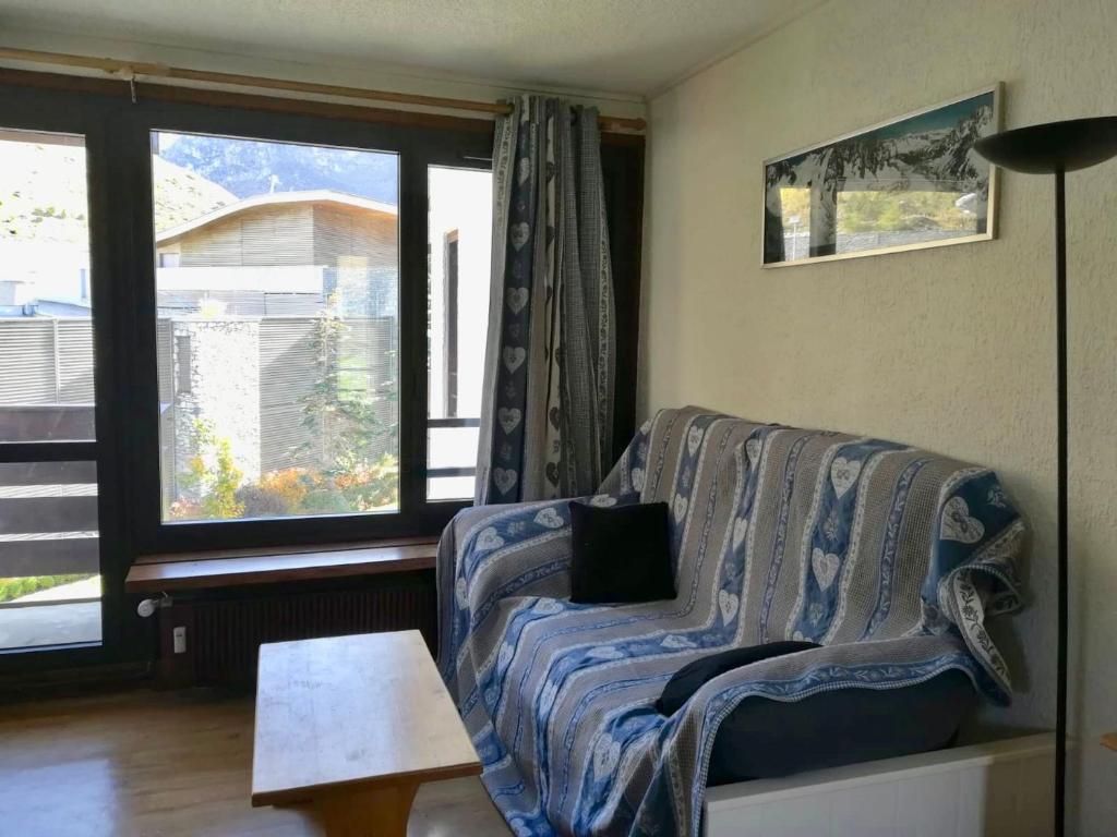 ティーニュにあるAppartement Tignes, 2 pièces, 4 personnes - FR-1-449-170のリビングルーム(ソファ、テーブル付)、窓が備わります。