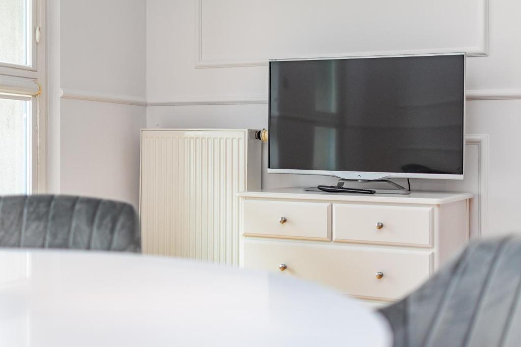 Televízia a/alebo spoločenská miestnosť v ubytovaní Apartament Polna by Your Freedom