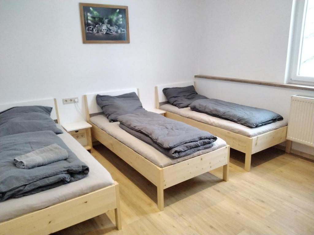 A bed or beds in a room at Zum Schulhaus