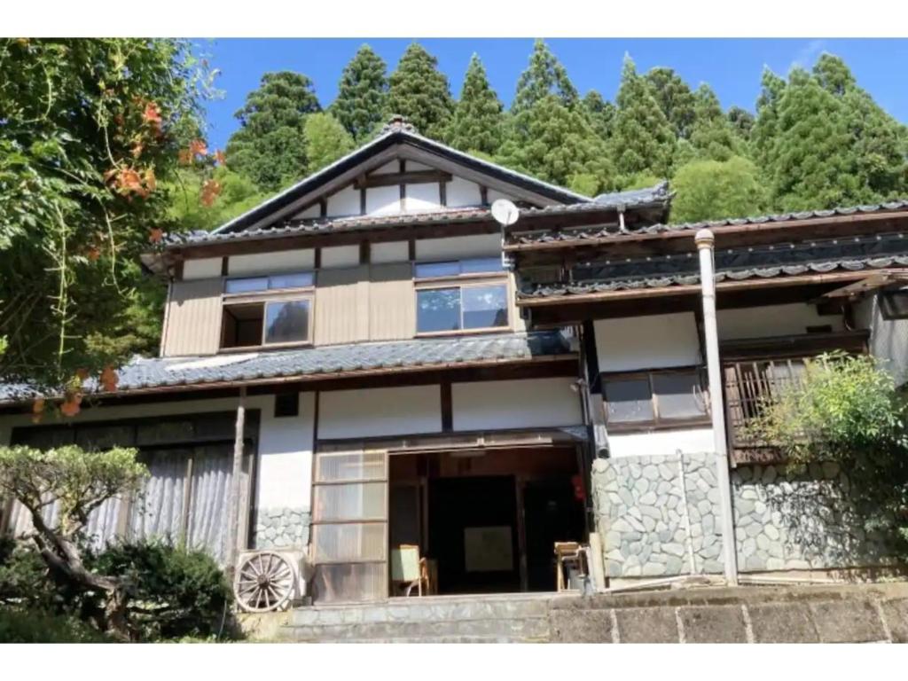 una casa con una montaña en el fondo en Yarasuya - Vacation STAY 95306v, en Echizen