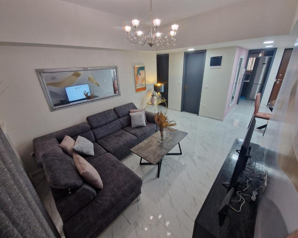 widok z góry na salon z kanapą w obiekcie master1 seaside lux apartment w Salonikach