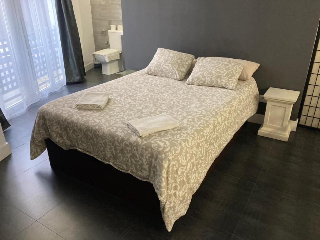 um quarto com uma cama com duas toalhas em Plaza de Toros de Madrid em Madrid