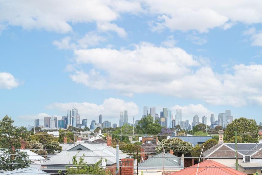 a cityscape of a city with tall buildings at Brunswick 3bdrm townhouse, with parking by Custom Bnb Hosting in Melbourne