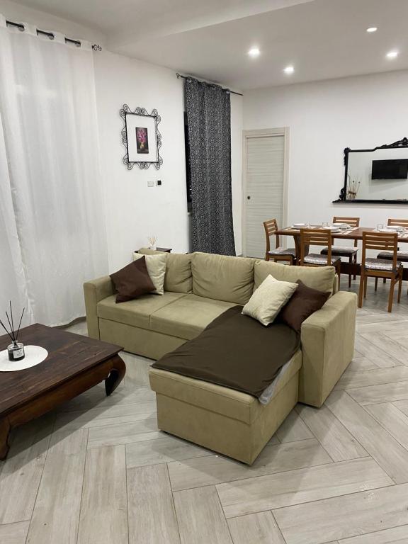 uma sala de estar com um sofá e uma mesa em Villa Elisa em Minturno