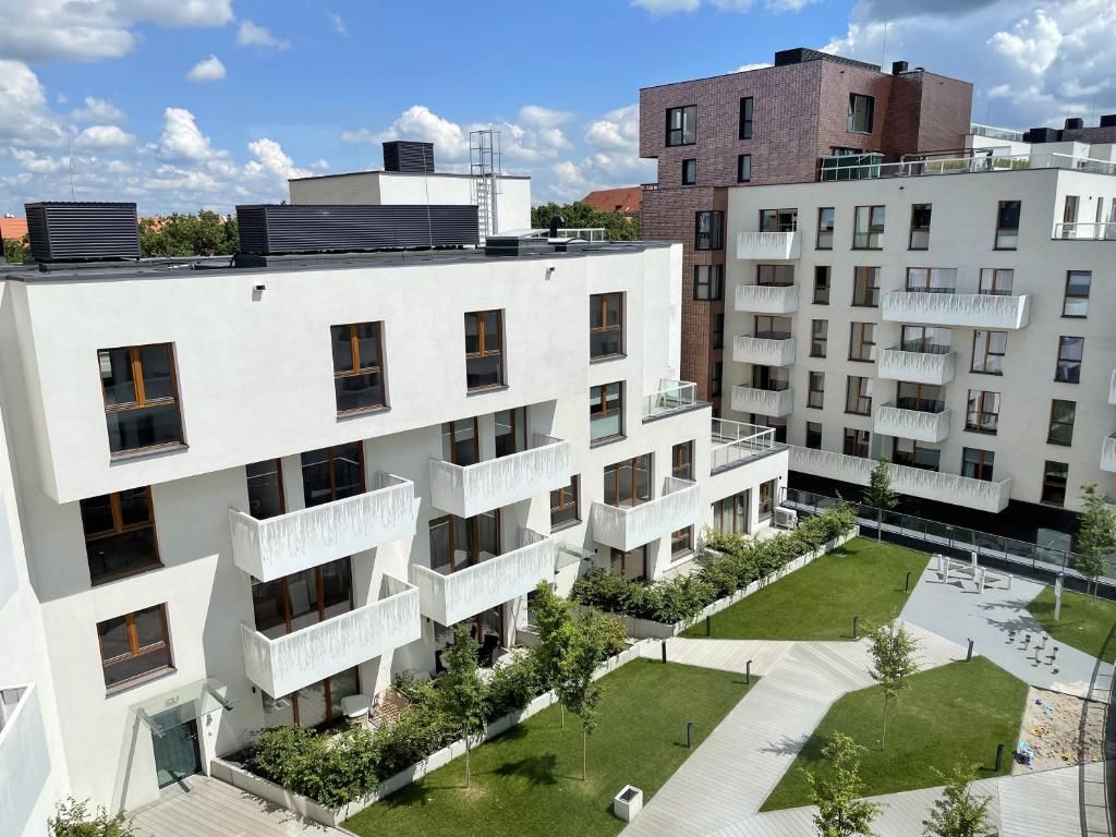 una vista aérea de un edificio de apartamentos en Apartment by Gustav, en Wroclaw