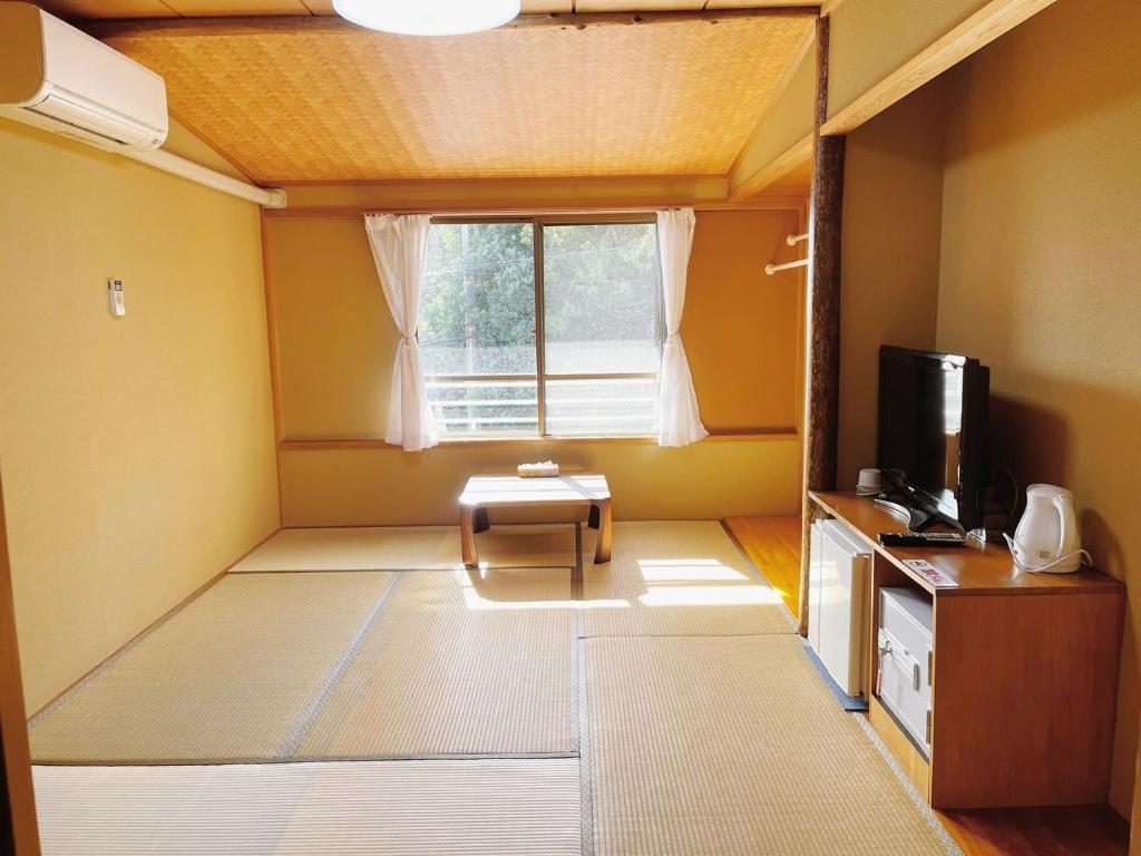 a room with a window and a table in a room at Izu One Club - Vacation STAY 20411v in Futo