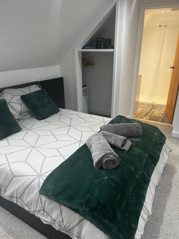 sypialnia z łóżkiem z ręcznikami w obiekcie Idyllic Studio Flat w mieście Winchester
