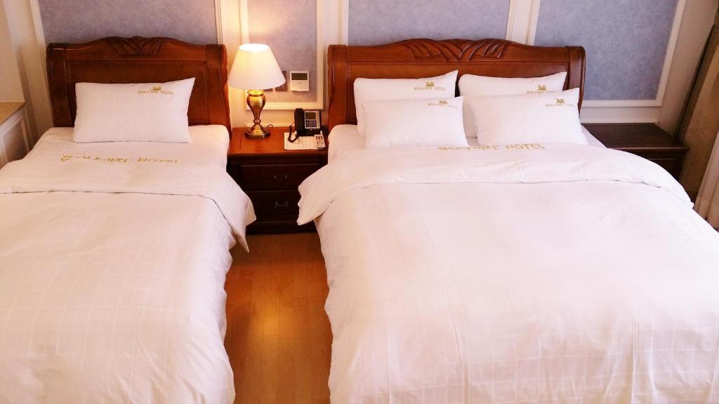 Postel nebo postele na pokoji v ubytování Fontana Beach Hotel