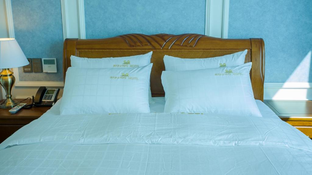 Postel nebo postele na pokoji v ubytování Fontana Beach Hotel