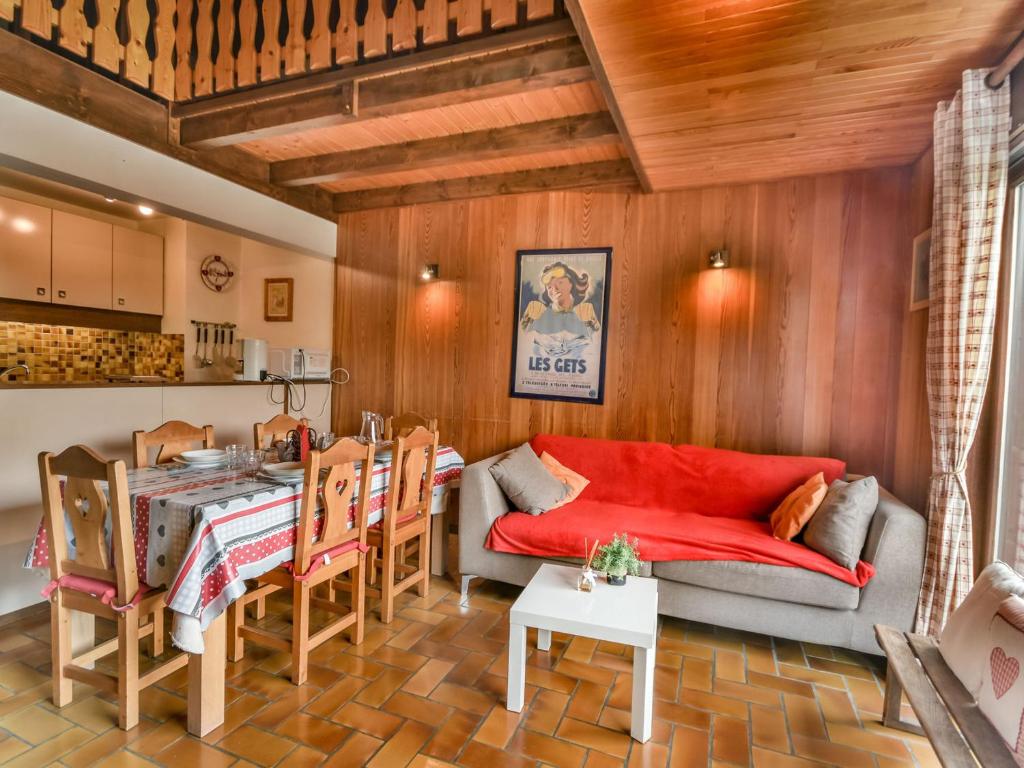 un salon avec un canapé et une table dans l'établissement Appartement duplex cosy pour 6-8 personnes avec parking - FR-1-685-21, aux Gets