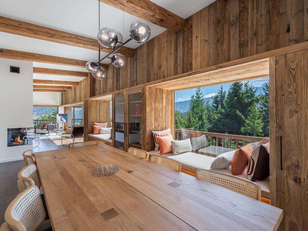 a dining room with a table and a large window at Appartement Courchevel 1850, 4 pièces, 6 personnes - FR-1-564-91 in Courchevel