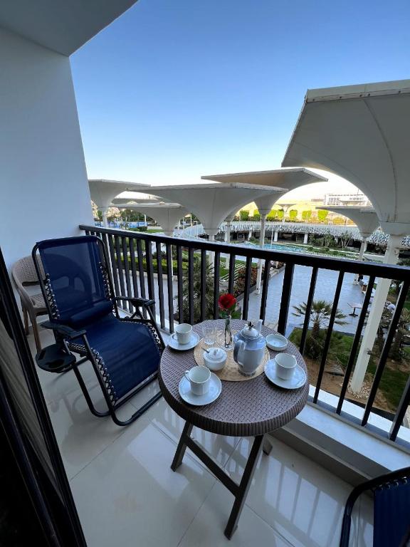 Balkón nebo terasa v ubytování Luxury hotel apartment with pools in front AUC
