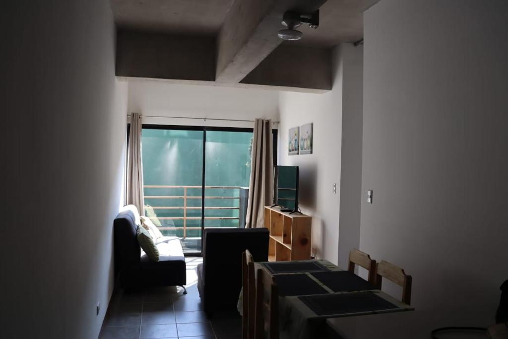 sala de estar con sofá y ventana en Apartamento Citta zona 1, en Guatemala