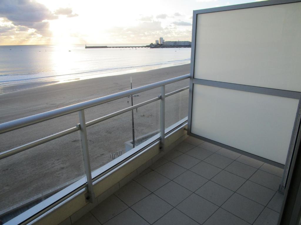Elle comprend un balcon offrant une vue sur la plage. dans l'établissement Studio Les Sables-d'Olonne, 1 pièce, 2 personnes - FR-1-197-242, à Les Sables-dʼOlonne