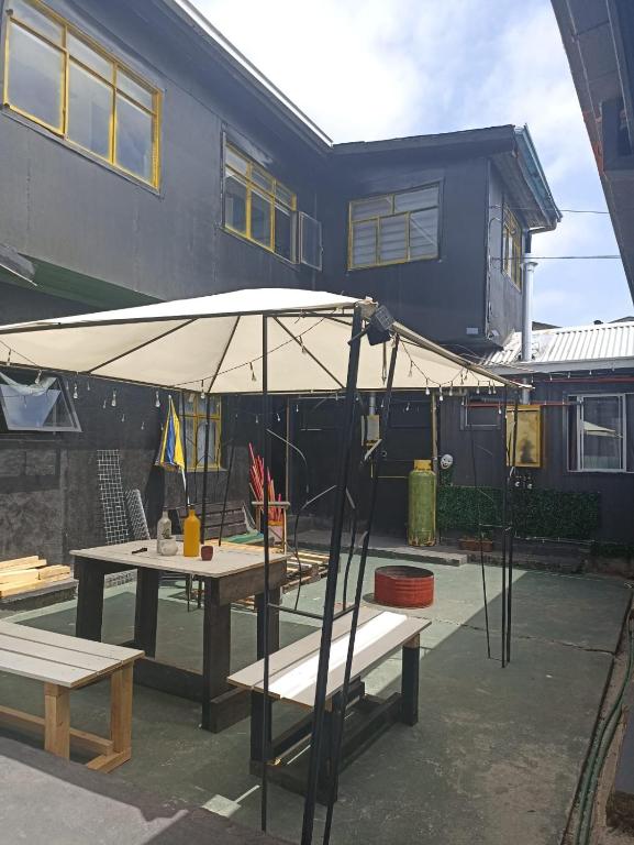 Un patio o zona al aire libre en Hostel INK - Duerme Como En Casa