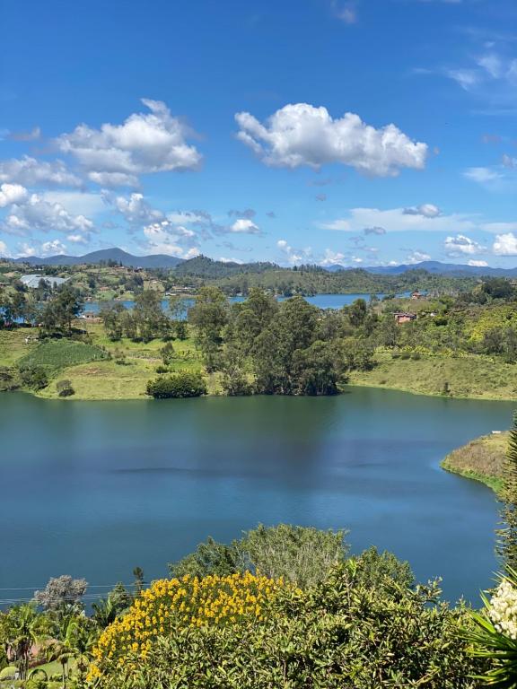 El PeñolにあるRocks Glamping - Guatapé, El Peñolの木々や花の咲く湖の景色