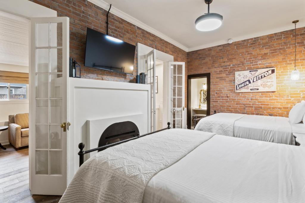 Postel nebo postele na pokoji v ubytování Bespoke Inn Flagstaff