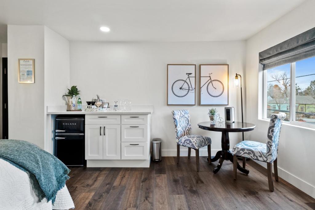 Kuchyň nebo kuchyňský kout v ubytování Bespoke Inn Flagstaff