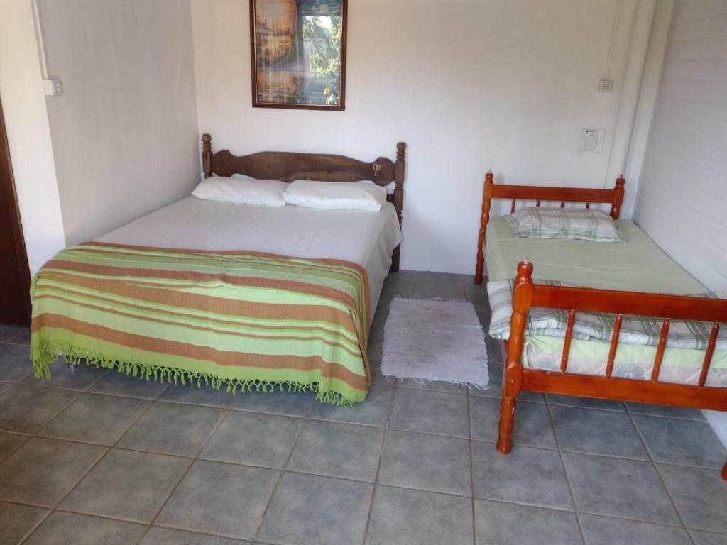 sypialnia z 2 łóżkami w pokoju w obiekcie Scotti's Suítes w mieście Capão da Canoa