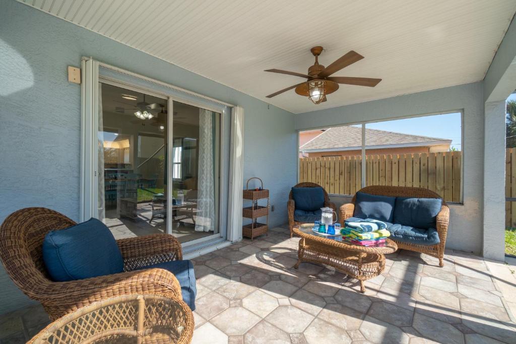 Posezení v ubytování Oceanview Haven - 2BR Beach Townhome with Patio, Shared Heated Pool Steps from Paradise Beach Park!
