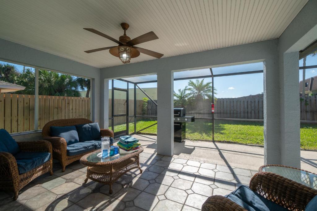 Patio nebo venkovní prostory v ubytování Oceanview Haven - 2BR Beach Townhome with Patio, Shared Heated Pool Steps from Paradise Beach Park!