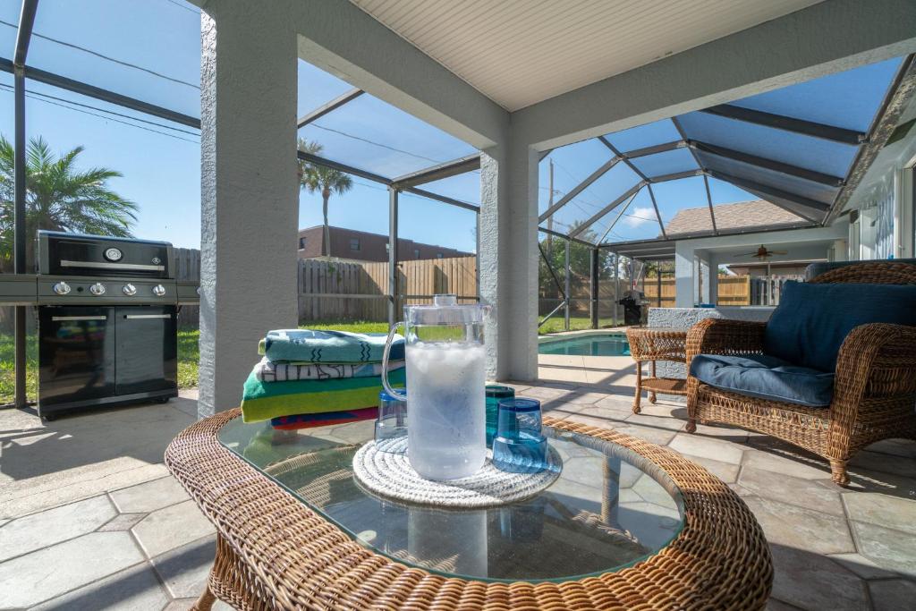 Posezení v ubytování Oceanview Haven - 2BR Beach Townhome with Patio, Shared Heated Pool Steps from Paradise Beach Park!