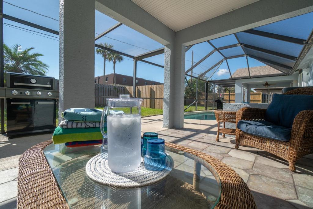 Patio nebo venkovní prostory v ubytování Oceanview Haven - 2BR Beach Townhome with Patio, Shared Heated Pool Steps from Paradise Beach Park!