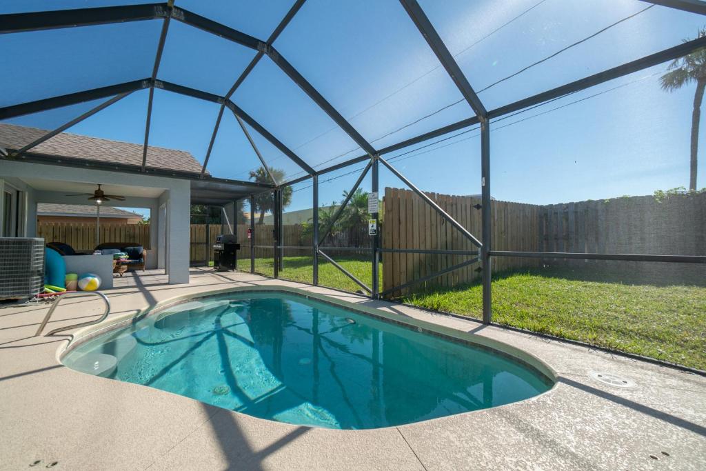 Bazén v ubytování Oceanview Haven - 2BR Beach Townhome with Patio, Shared Heated Pool Steps from Paradise Beach Park! nebo v jeho okolí