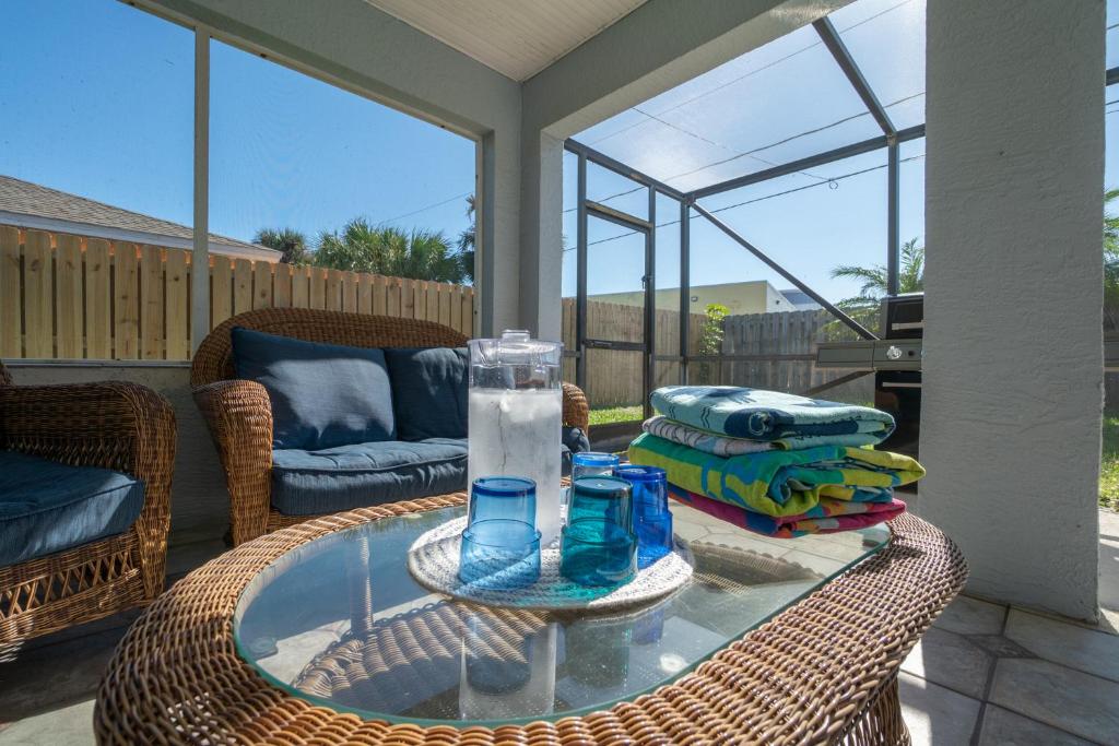 Posezení v ubytování Oceanview Haven - 2BR Beach Townhome with Patio, Shared Heated Pool Steps from Paradise Beach Park!