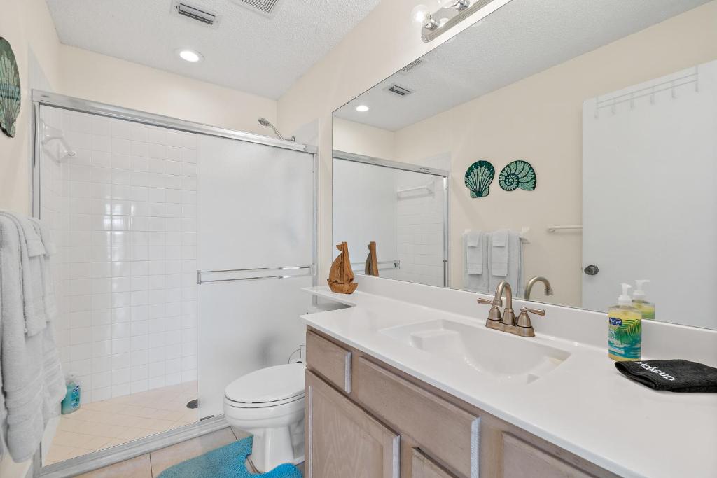 Koupelna v ubytování Oceanview Haven - 2BR Beach Townhome with Patio, Shared Heated Pool Steps from Paradise Beach Park!